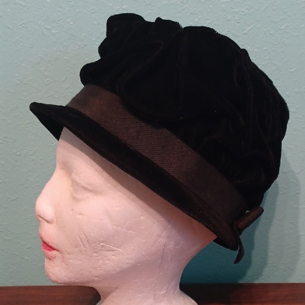 1950s Canadian Cloche Elegant Black Velvet Hat 6541